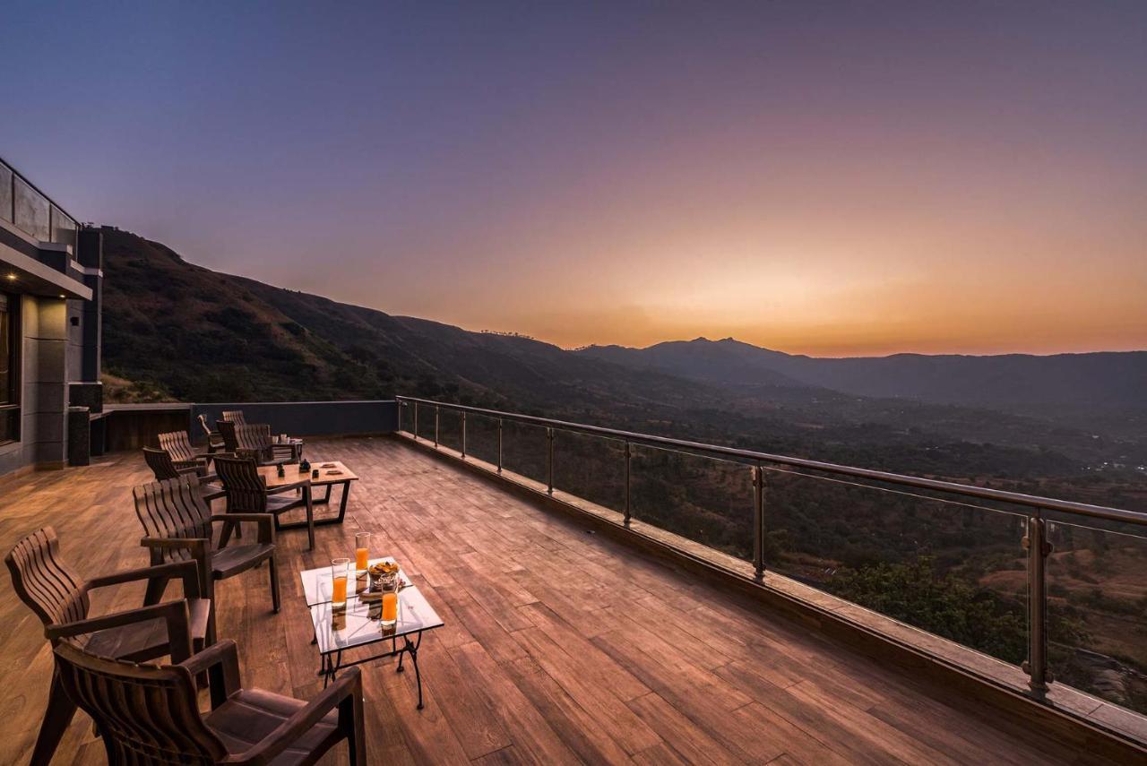 Eyes On The Lake By Stayvista - A Hillside Villa With A Captivating View Of The River Pune Exteriör bild